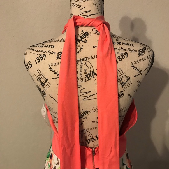 Beautiful halter top open back dress - Picture 4 of 8